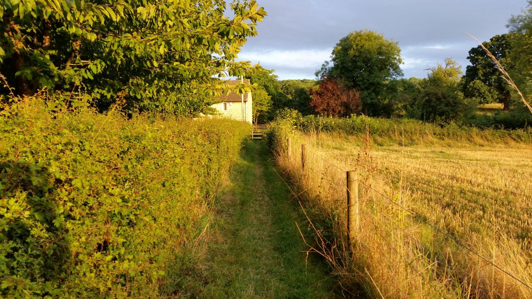 Public
    footpath between Queenwood Grove and Mill Lane